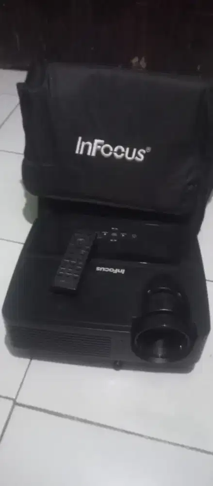 Proyektor infokus IN114