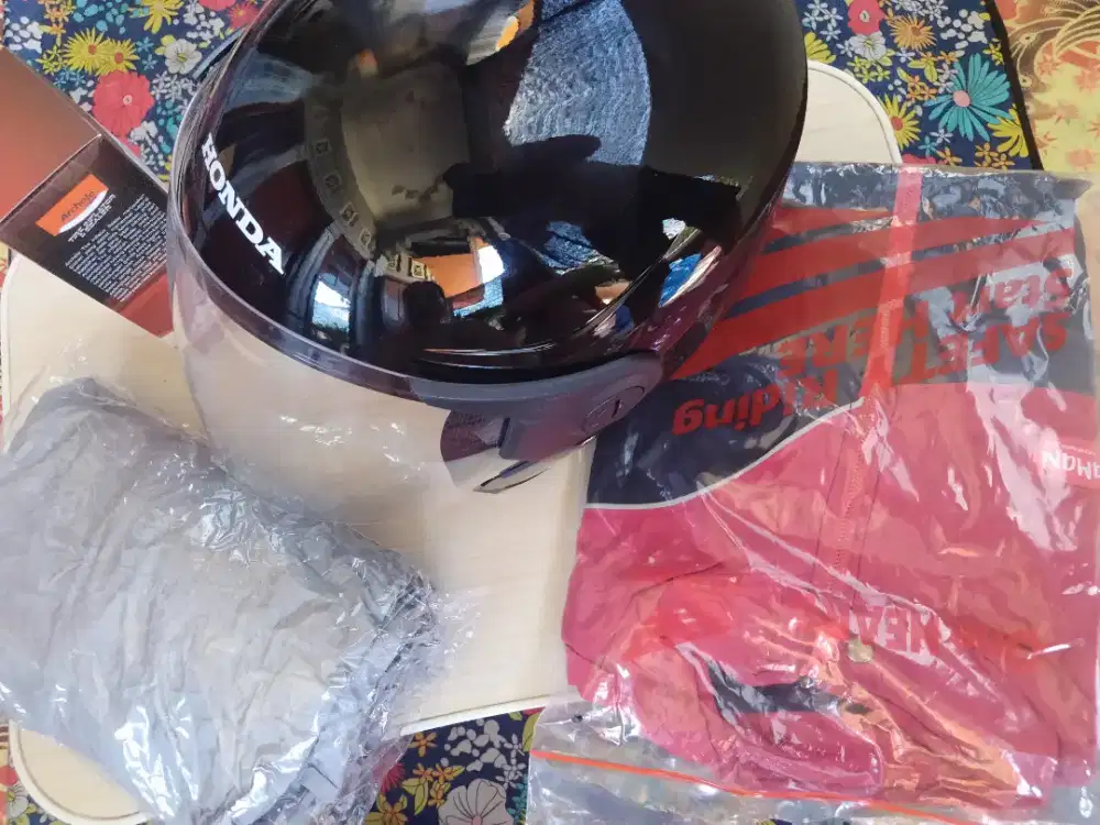 Dijual satu paket ..helm..jaket..mantel dan cairan penambal ban