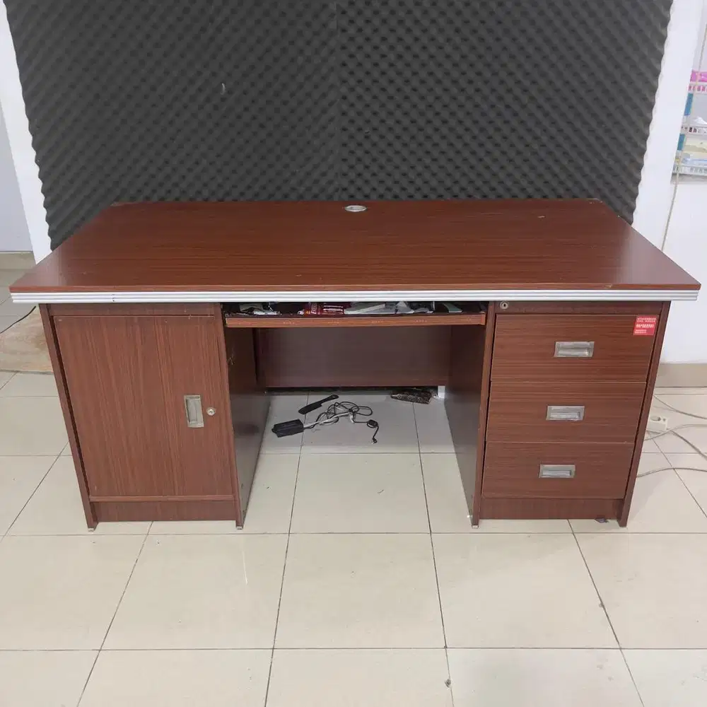 MEJA KANTOR BEKAS