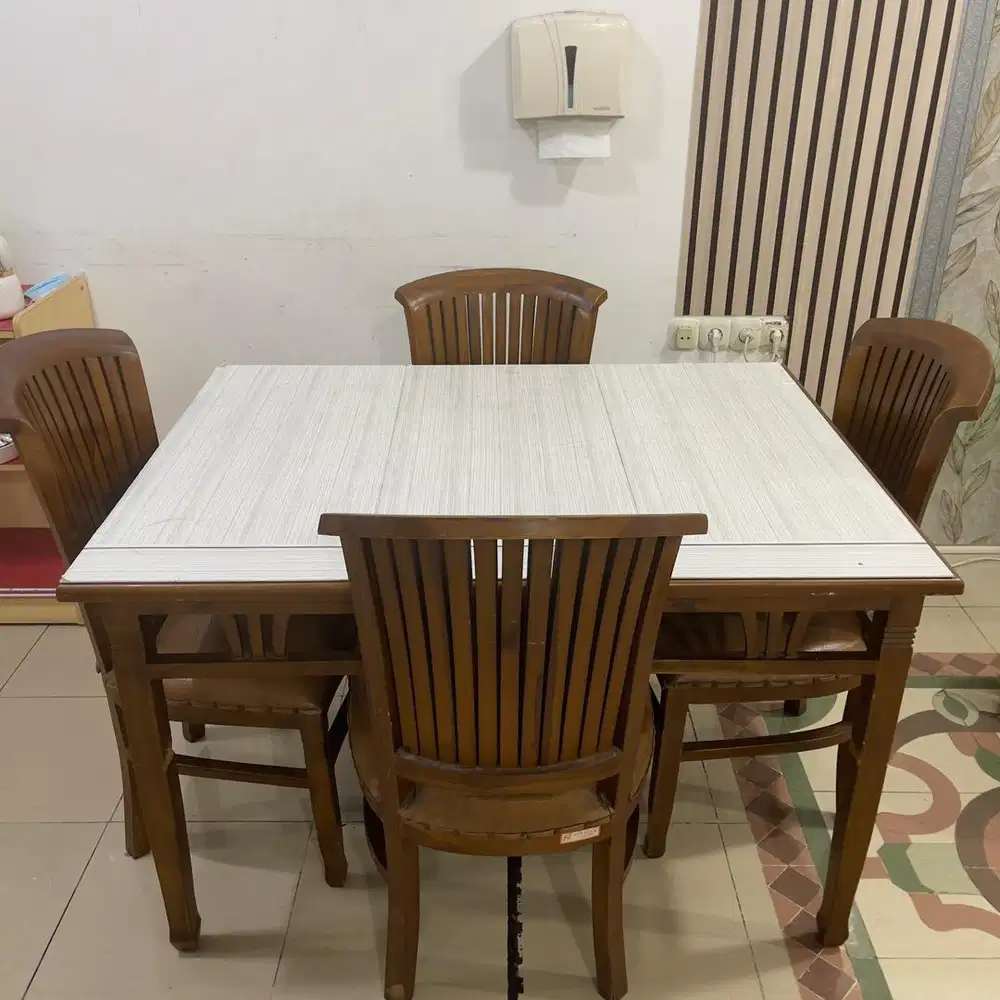 MEJA MAKAN BEKAS