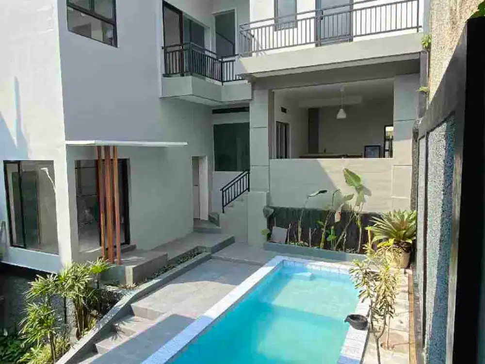 rumah ada kolam renang luas225/350 harga 2,4m di setiabudi Regency