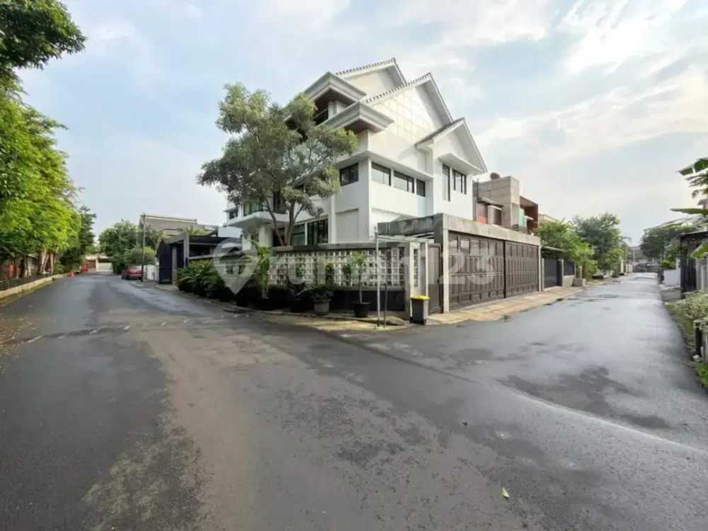 Rumah Mewah Dalam Komplek Hadap Taman