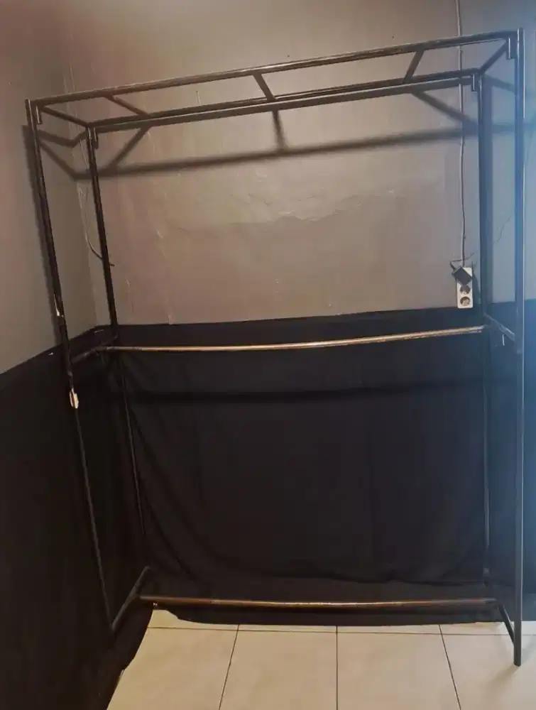 Rak display pakaian
