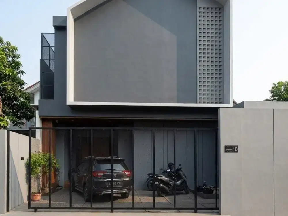 Rumah Mewah 2,5 Lantai 5 Kamar Tidur 6 Kamar Mandi di Komplek DKI Joglo