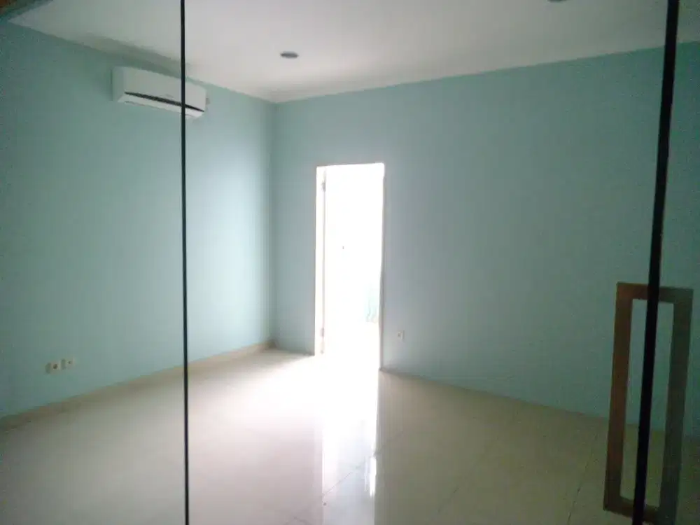 Disewakan  Ruko Green Lake City Ruko Crown 7AC + Partisi Kaca
