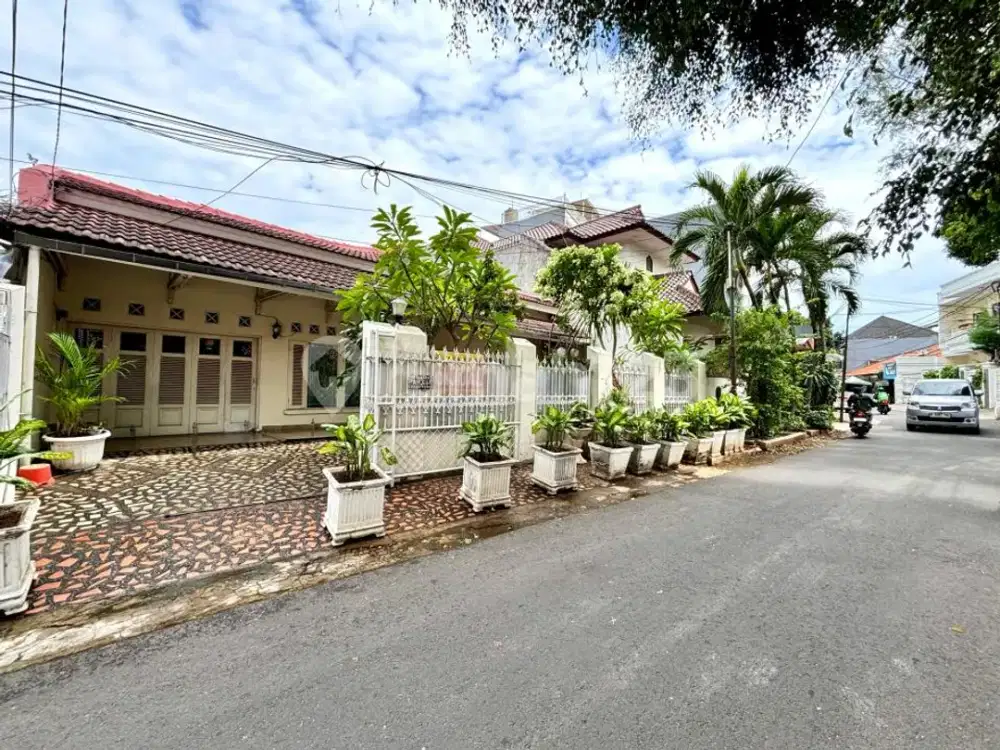 TEBET BARAT, RUMAH SIAP HUNI AKSES JALAN LEBAR. LUAS 240 M2