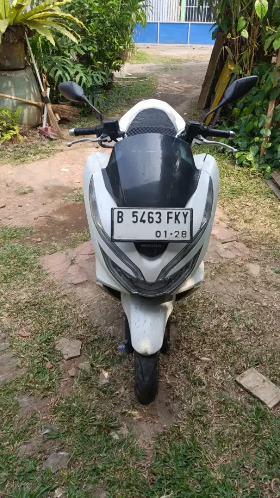 HONDA PCX PUTIH 2018