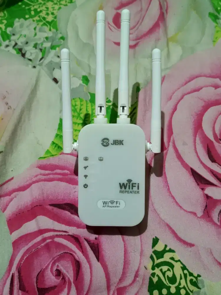 Repeater wifi/ penguat sinyal wifi 4 antena, mulus seperti baru.