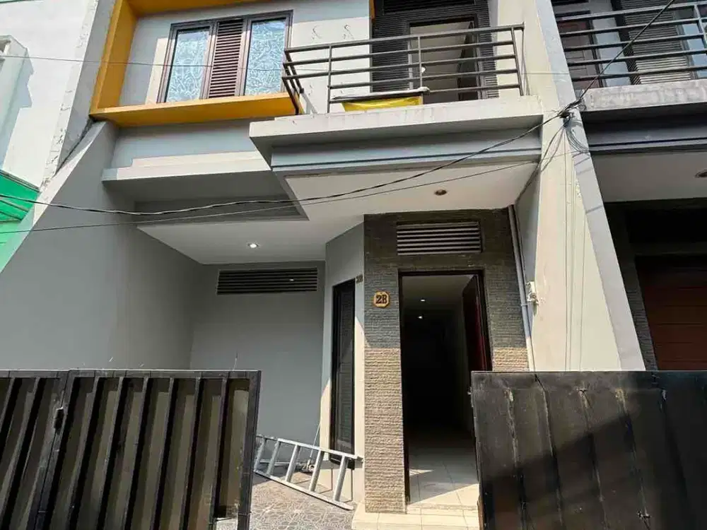 Dijual Rumah minimalis 2,5 lt di Tanjung Duren Dekat CP Mall, 5 x 12,6 m, SHM barat 3+1 kt 2 km carport 1 mobil, acess gang 1 mobil, sdh cat renovation, siap huni!! Survey yuk & nego sampai deal!