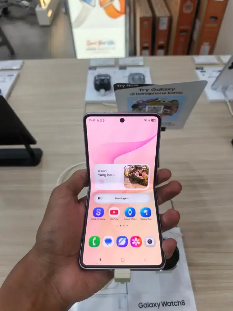 Samsung Galaxy Z Flip 8