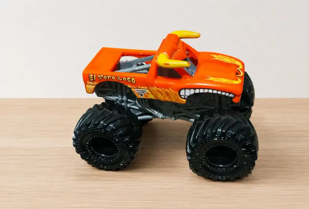 Hot Wheels Monster Trucks El Toro Loco Skala 1:70