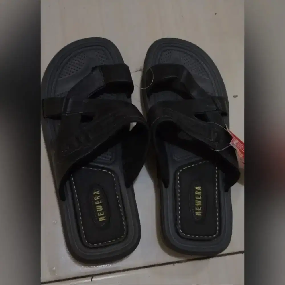 Sandal newera laki laki