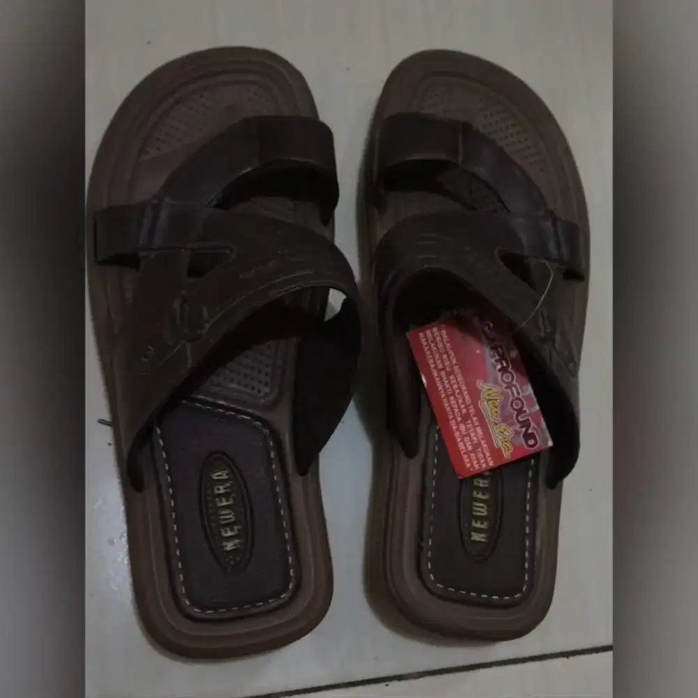 Sandal newera laki laki