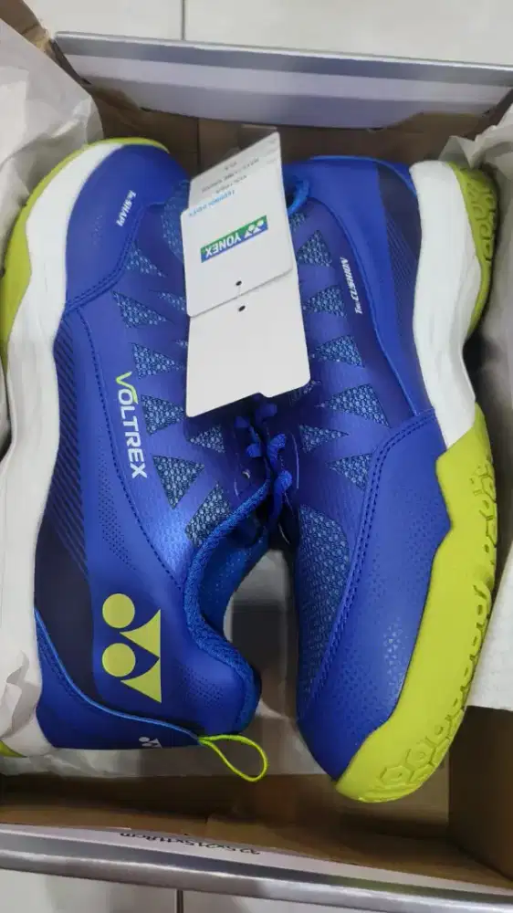 Sepatu yonex badminthon original ukuran 43 baru gress