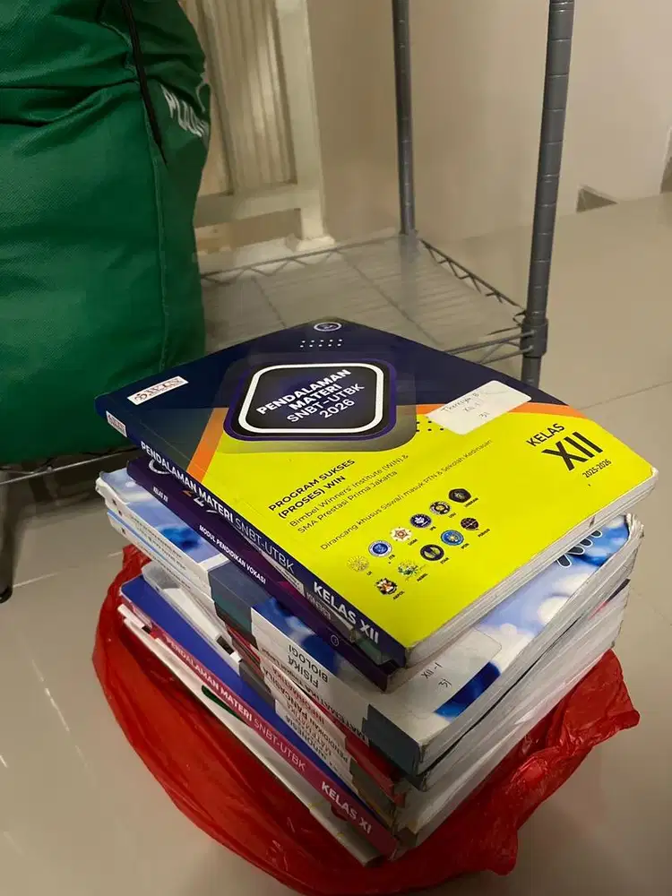 Buku sekolah XII (12) bekas