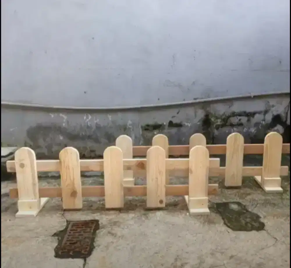Pagar kayu dekorasi