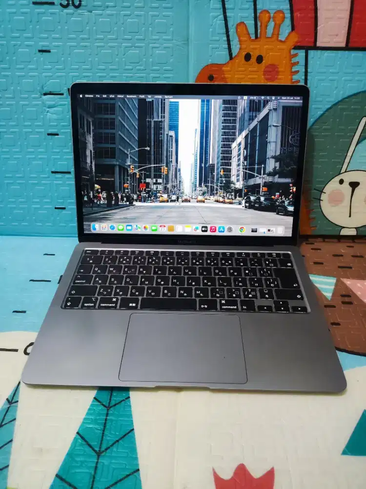MacBook Air Retina 13 inch 2020
Intel Core i7
Ram 16 GB
SSD 256 GB
