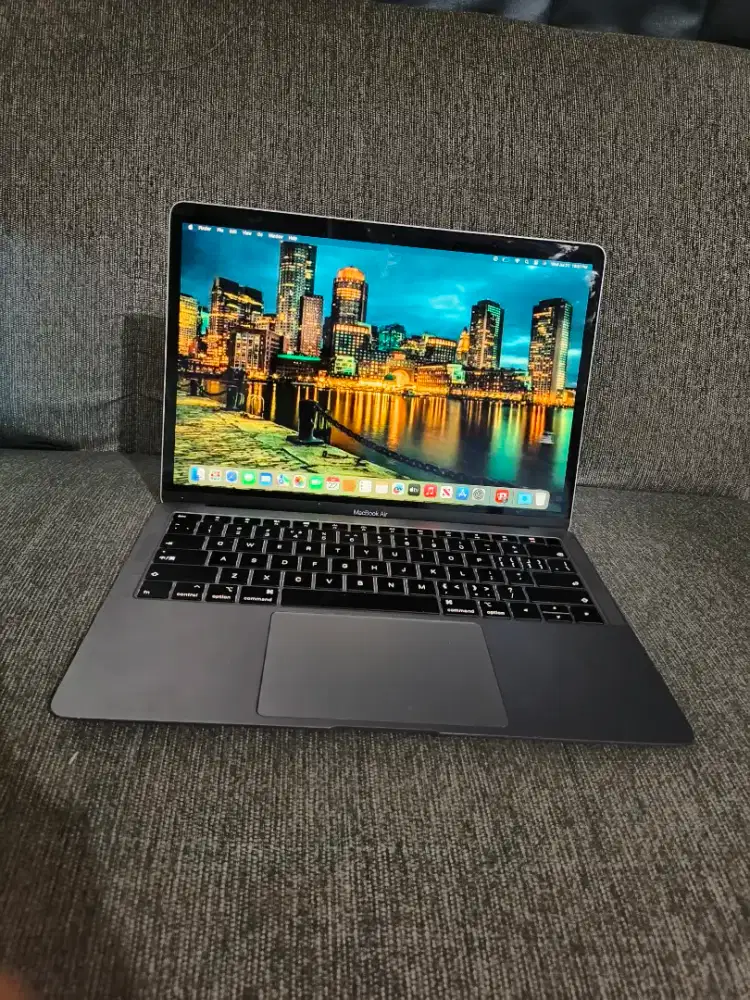 MacBook Air Retina 13in 2019
Intel Core i5
Ram 8 GB
SSD 256 GB