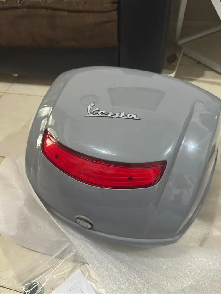 Top Box Vespa Grey dan Support