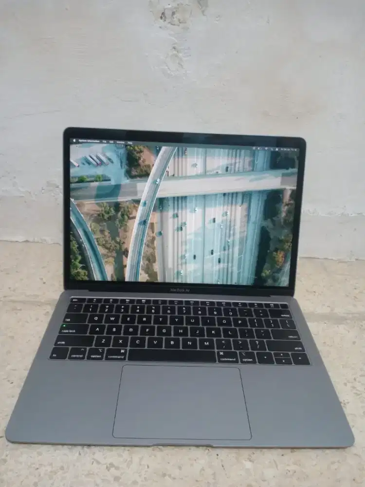 MacBook air 13in 2018 
Keyboard Nyala
Intel Core i5
Ram 8 GB
SSD 128GB