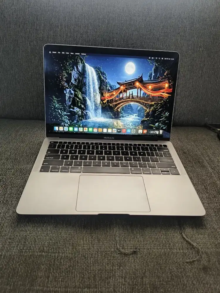 MacBook Air Retina, 13-in, 2019 Intel
Core i5
Ram 8GB
SSD 128GB