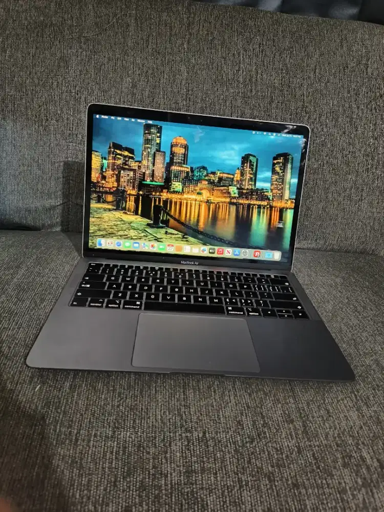 MacBook Air Retina 13in 2019
Intel Core i5
Ram 8 GB
SSD 256 GB