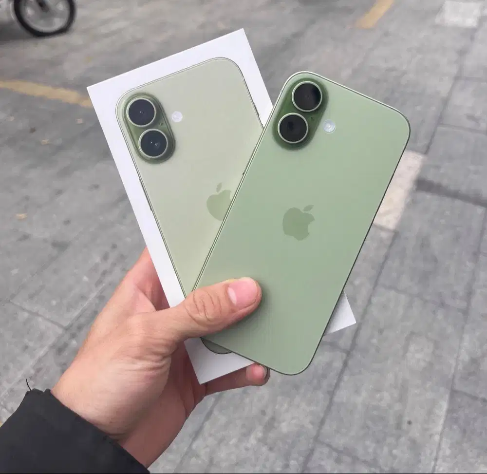 iPhone 17 Green US Factory Unlocked Like New