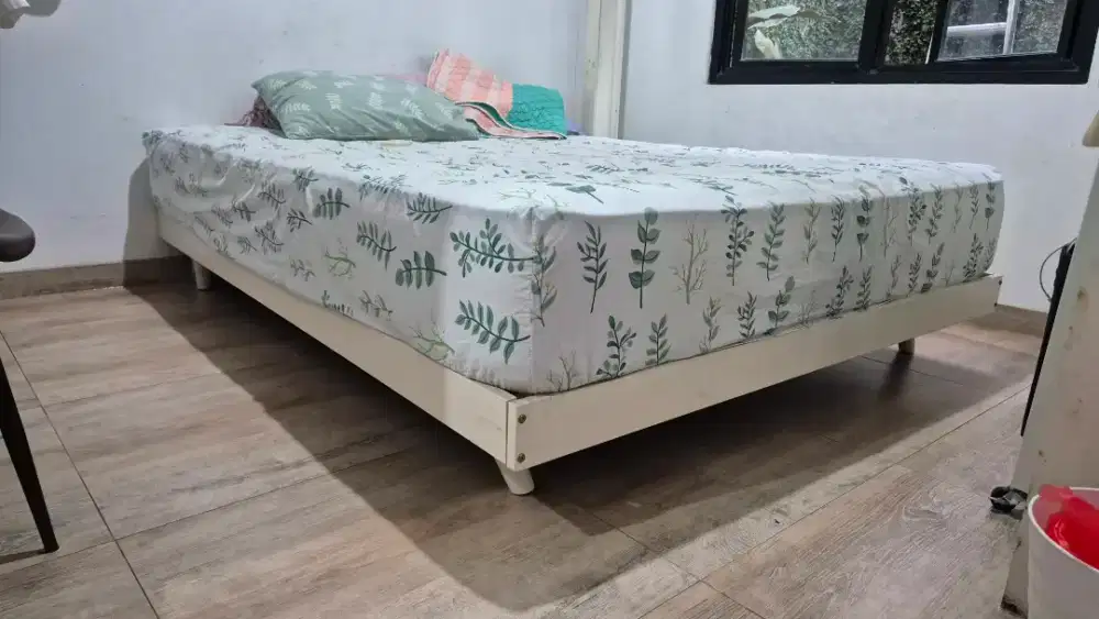 Tempat tidur bekas