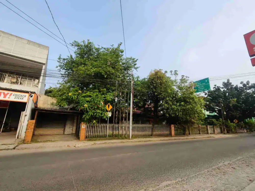 Lokasi Emas! Rumah Besar dengan Halaman Luas di Area Komersial, Siap untuk Berbagai Jenis Usaha
