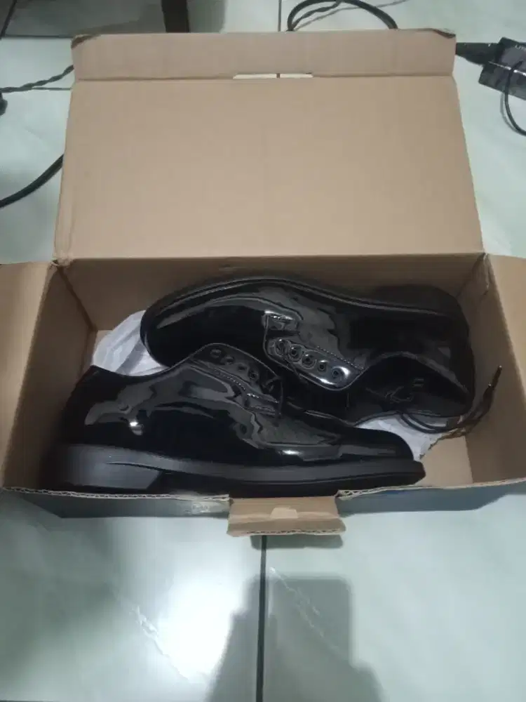 Sepatu pdh kilat