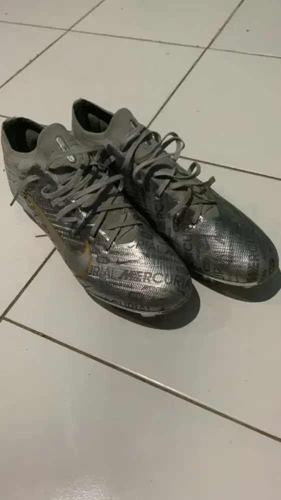 Sepatu bola nike