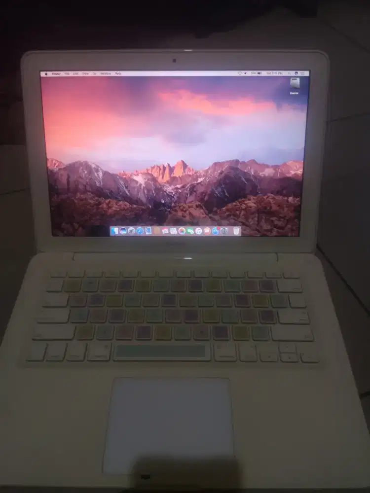 Apple Macbook white