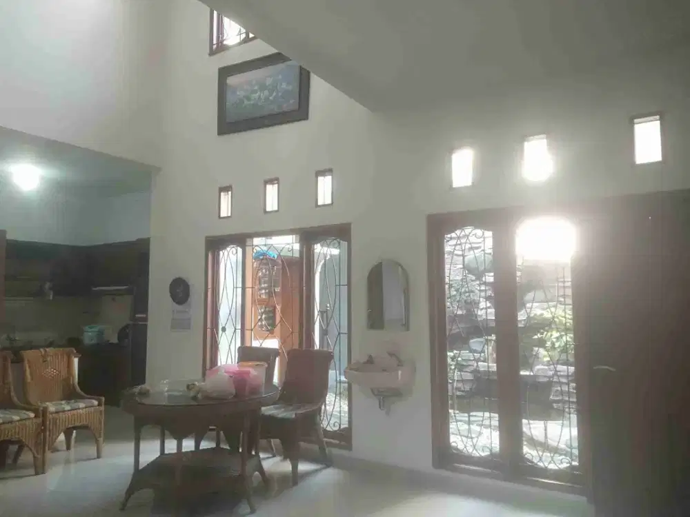 rumah luas nyaman terawat di Soekarno Hatta dekat depo bangunan