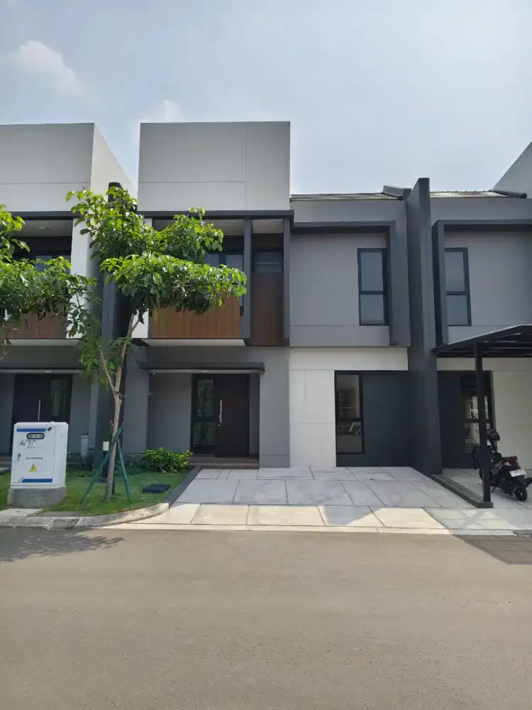 Rumah Depan Clubhouse di Cluster Regia, Summarecon Crown Gading