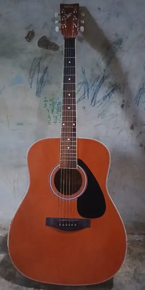 Gitar Yamaha akustik