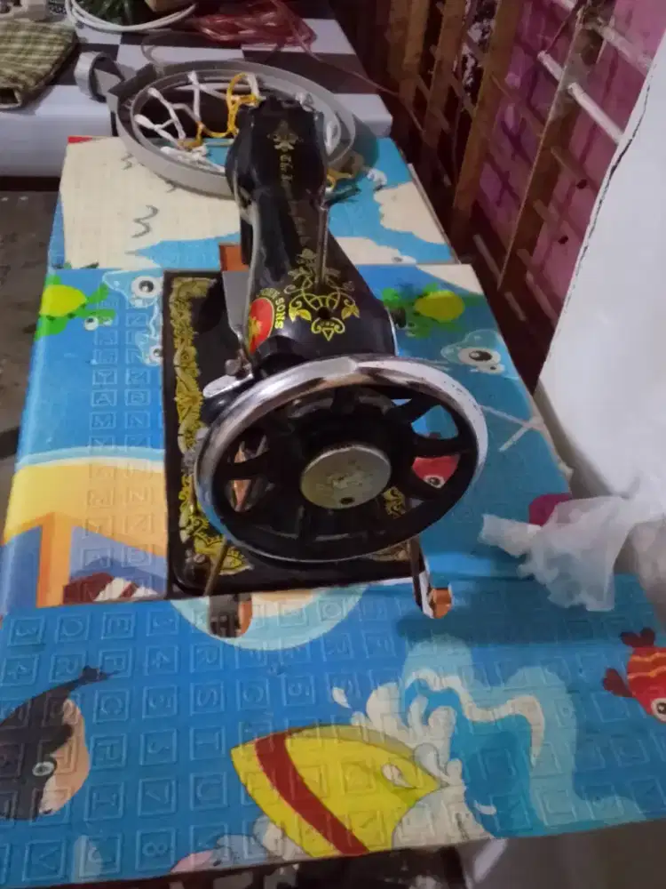 Di jual cepat mesin jahit hitam merk Jhonson