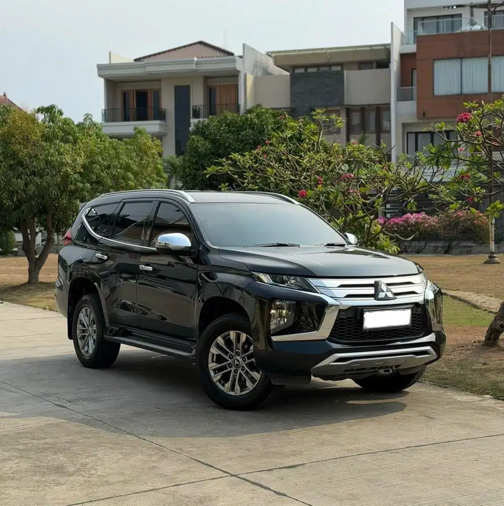 Mitsubishi Pajero Exceed 4x2 Facelift Tahun 2022 2023 Warna Hitam A/T