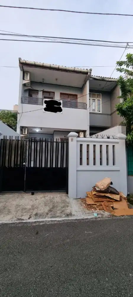 Rumah 2 lantai Seperti Townhouse View Lapangan Bola di Kemayoran