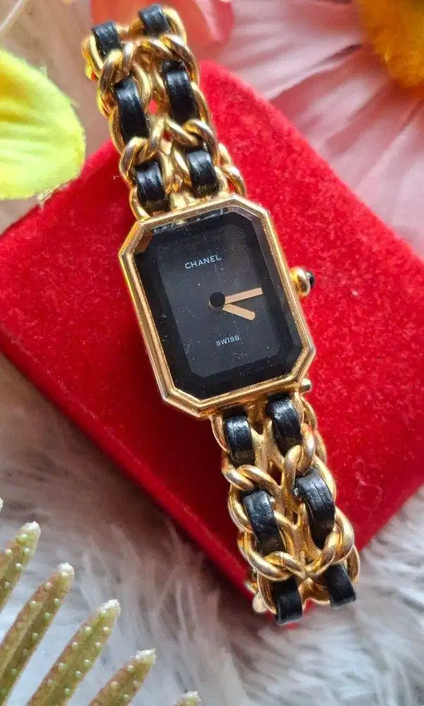 Jam tangan ikonik haute horlogerie dari Chanel keluaran era vintage. M