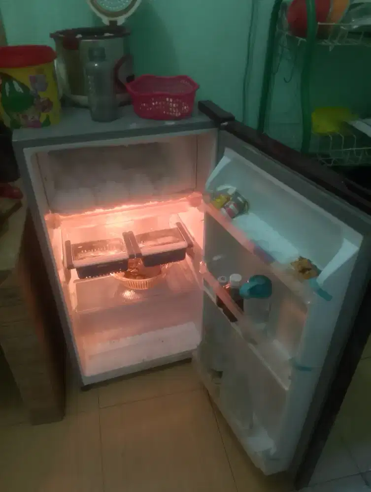 Dijual cepat kulkas Polytron oemakean baru 8bulan pemakean