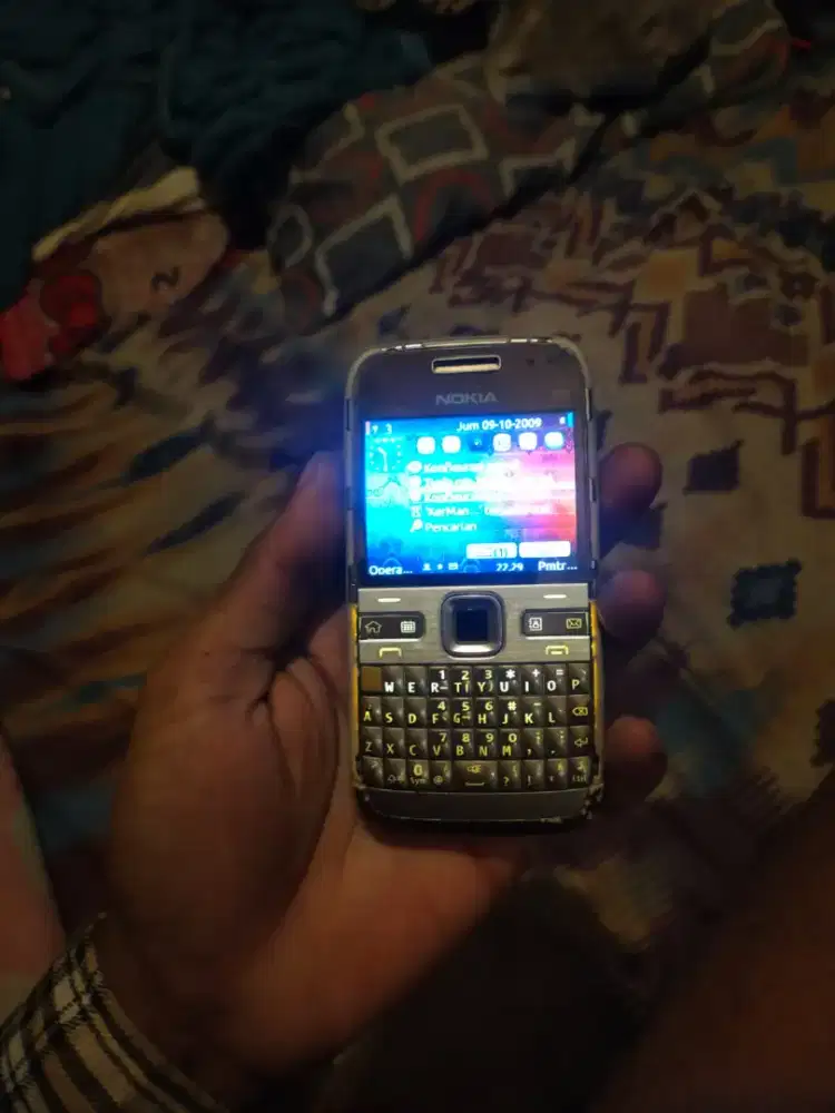 Nokia e72 warna gold