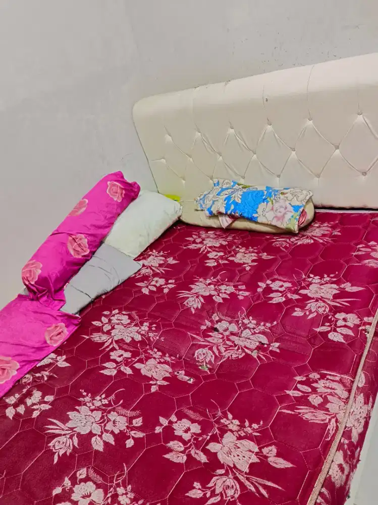 Lemari pakaian dan dipan kasur