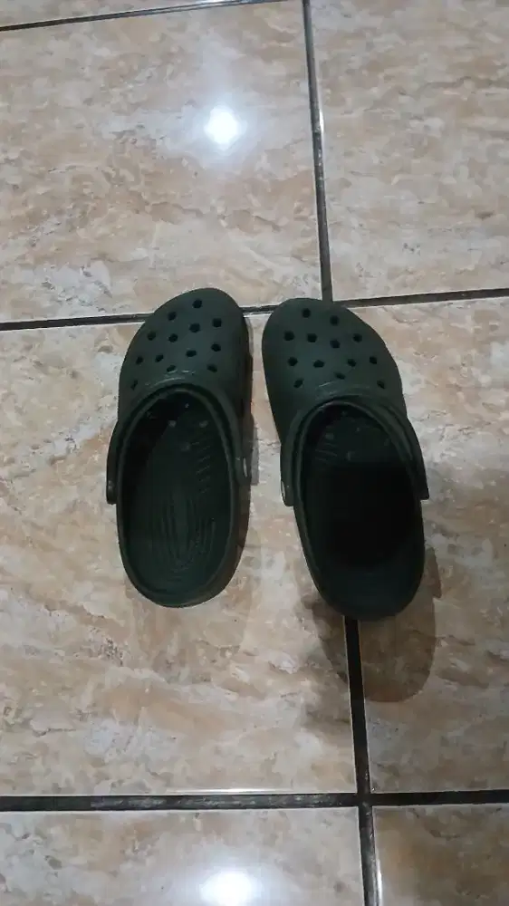 Sendal crocs bekas