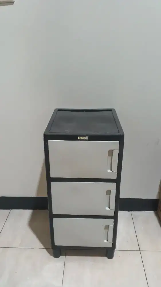 Lemari dan meja