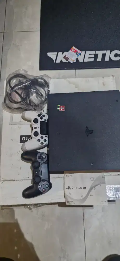 DI JUAL CEPAT PS4 PRO DENGAN 1 TERABITE