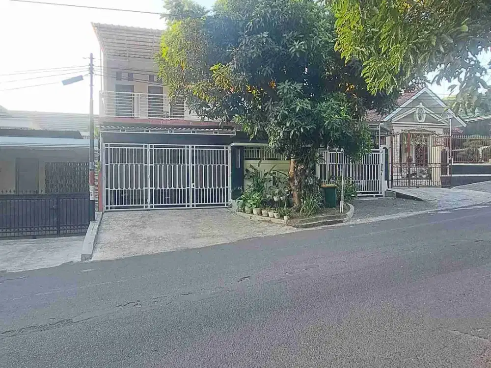 Rumah Second 2 Lantai Bagus di Blok Depan Perumahan Elit di Ngaliyan LT 264m²