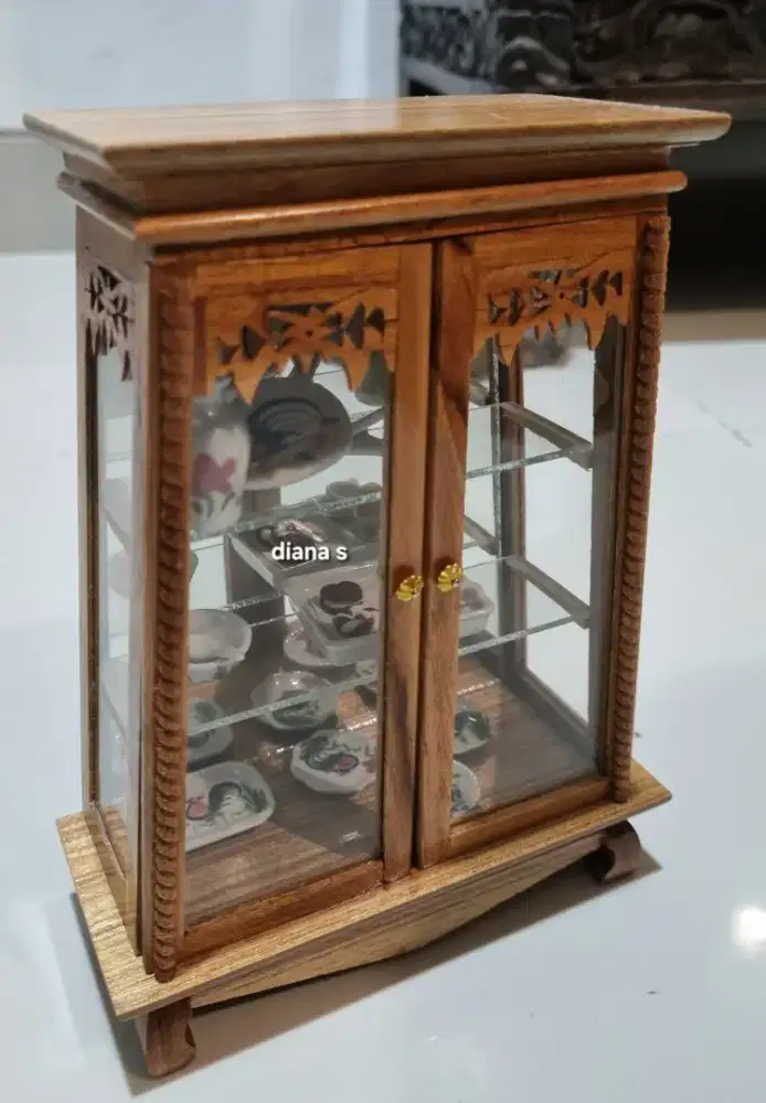 Replika lemari pajangan kaca mini ada ukirannya