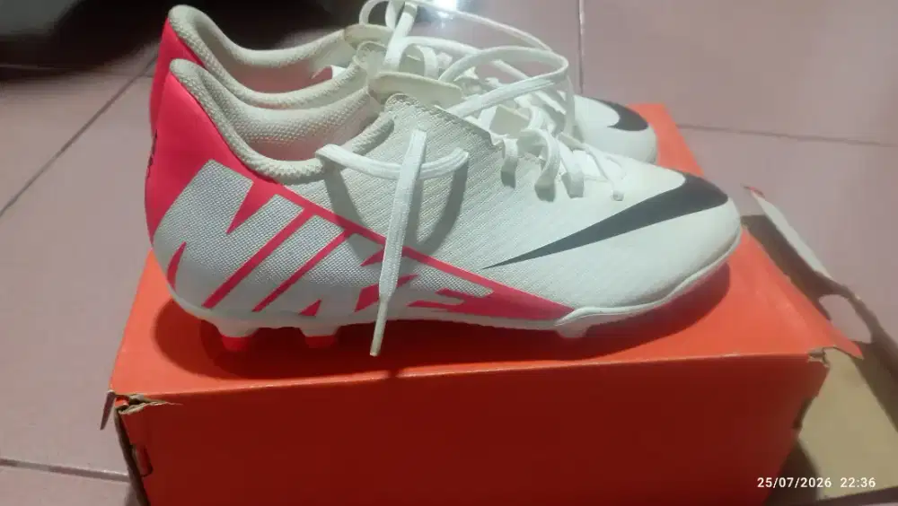 Sepatu bola nike je vapor