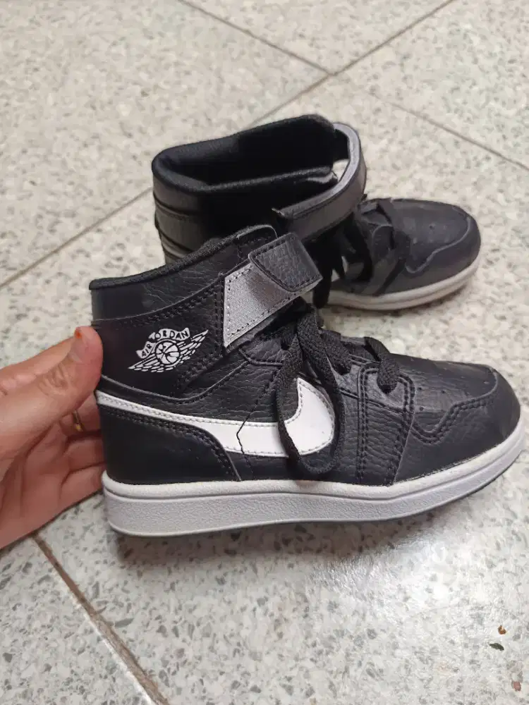 Sepatu anak jor jor