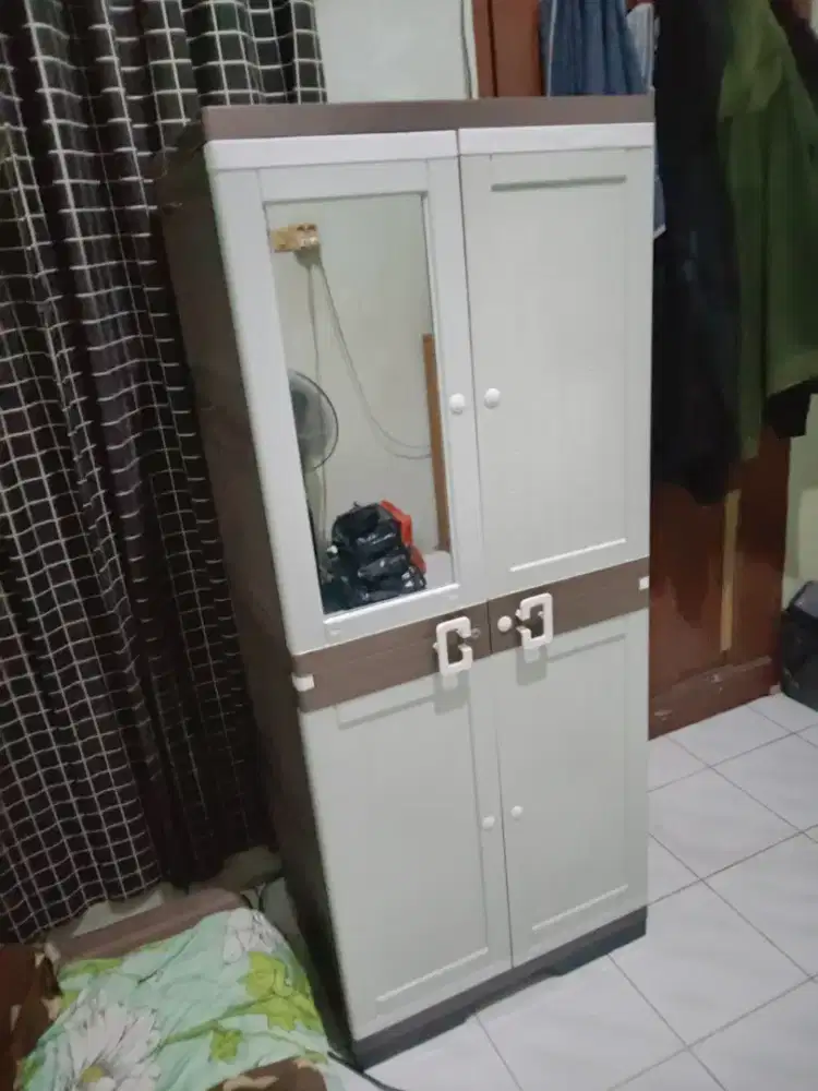 HRGA:450 NET PAS LEMARI PLASTIK 2PINTU YG PAKE KACA GANTUNGAN HANGER